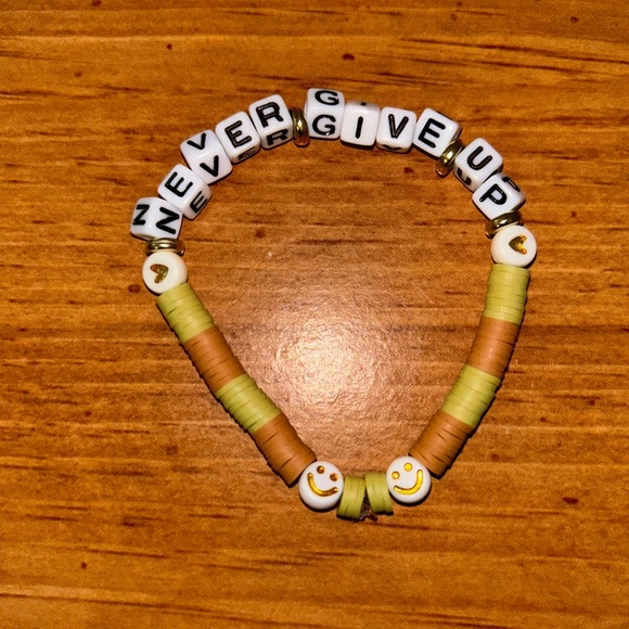 Never Give Up Heishi Bracelet - Picture 5 of 10